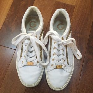 @Sanjana_pytal Guess white sparkle sneaker sz 8
